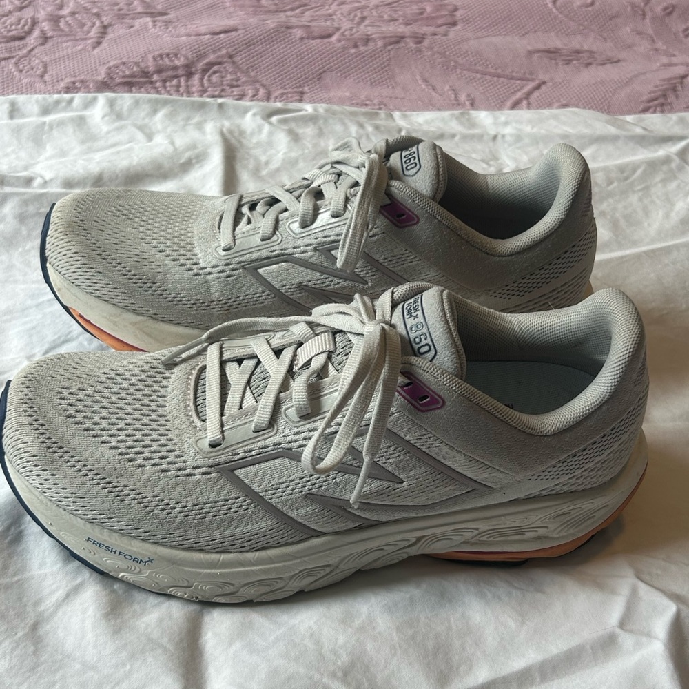 Women's New Balance 860s